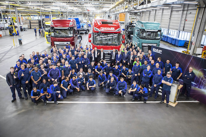 Los trabajadores de la planta de Eindhoven de DAF celebran el inicio de la producción de la Nueva Generación de camiones.