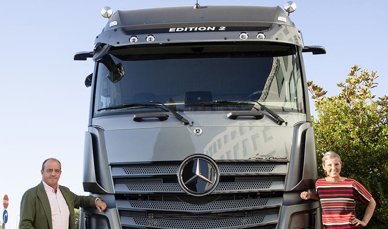 Camión de hidrógeno y equipo directivo Mercedes-Benz Trucks