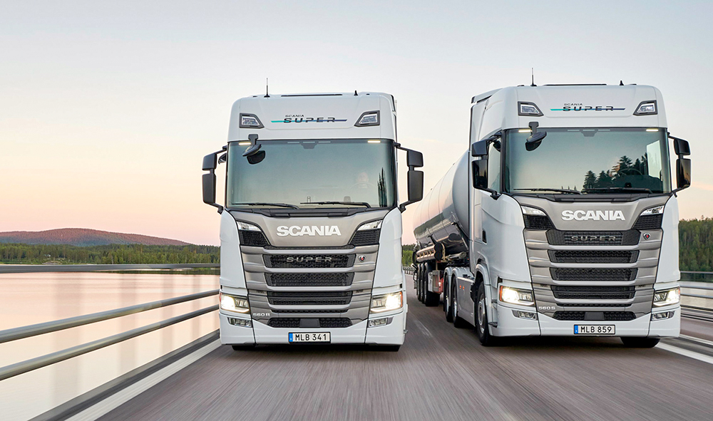 Dos camiones con motores Scania Super