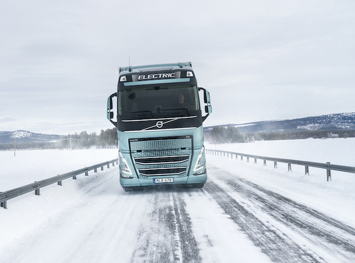 Un Volvo FH eléctrico circula en el norte de Suecia con nieve.