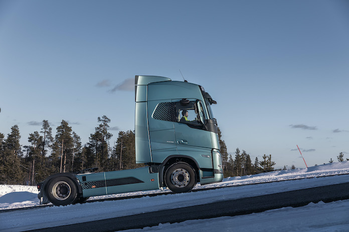 Un camión eléctrico Volvo Trucks pone en funcionamiento la función agarre activo en un pavimento deslizante.
