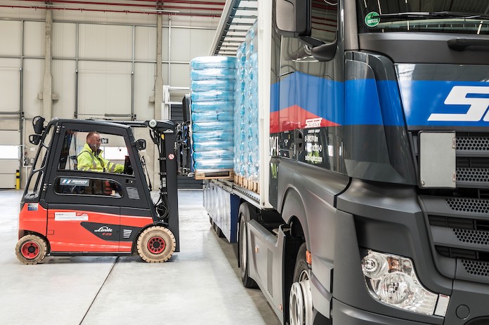 Un conductor realiza la carga de un camión en las instalaciones de un cargador.