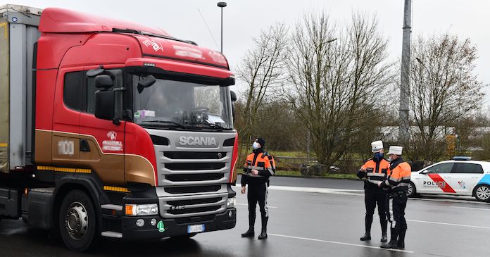 Policías europeas controlan el cumplimiento de la normativa en camiones en febrero de 2022.