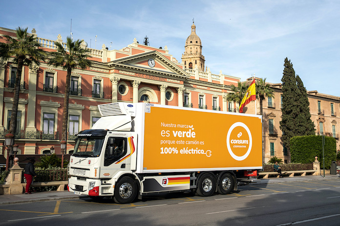 Un Volvo Trucks FE Electric circula por Murcia