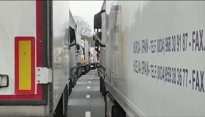 Camiones embolsados en la autopista en reino unido en abril 2022.