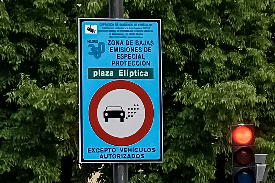 Cartel que indica entrada a una Zona de Bajas Emisiones en Madrid
