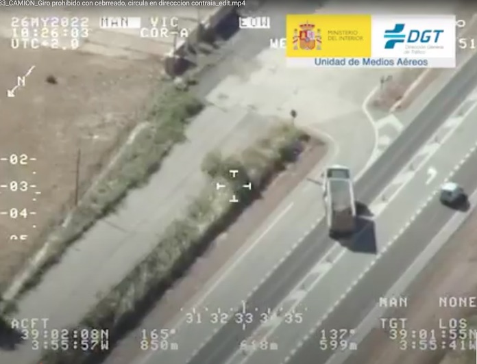 Un camión realiza una maniobra prohibida y es captado por una cámara de la DGT.