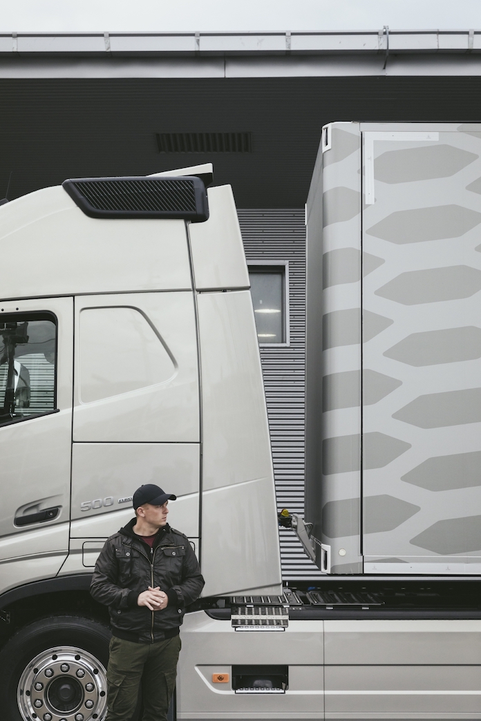 Conductor delante de un camión Volvo