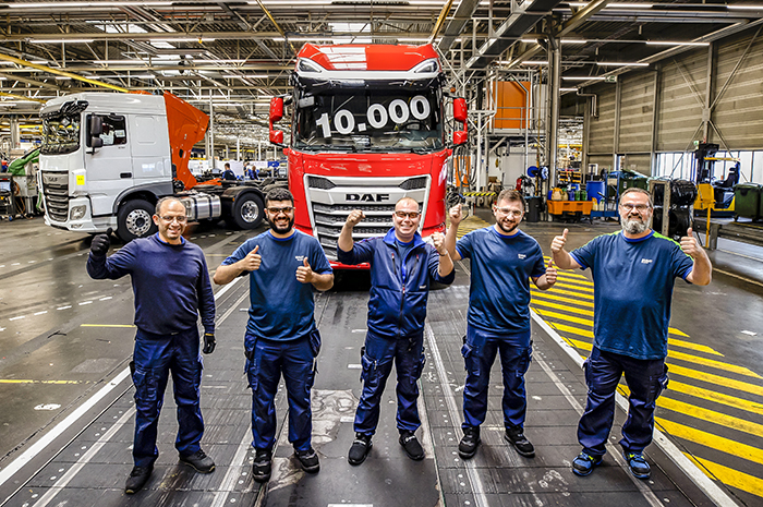 Trabajadores DAF celebrando 10000 camiones nueva generación fabricados