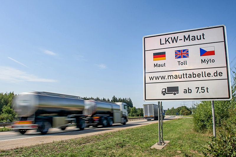 Camion pasando junto a un cartel de peajes en Alemania