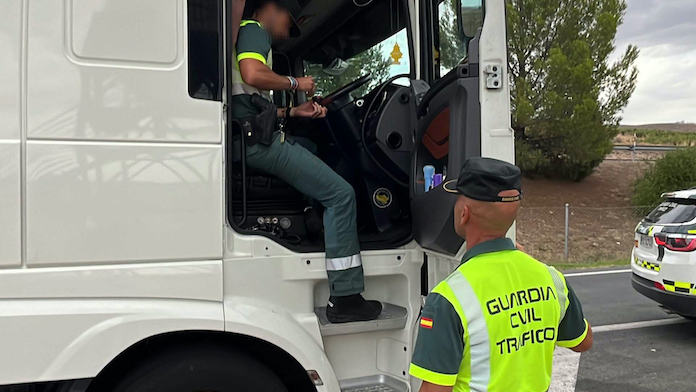 La Guardia Civil inmoviliza el camión de un conductor detenido