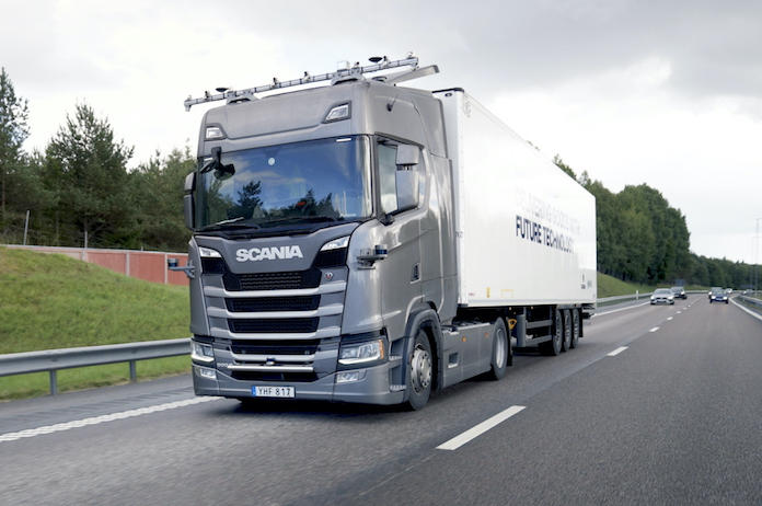 Un camión Scania realizando conducción autónoma en Suecia en condiciones reales de tráfico y de transporte.
