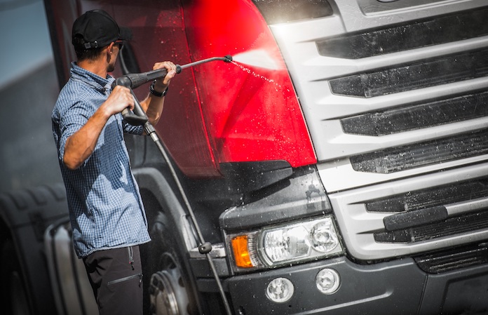 Un conductor realiza la limpieza de la cabina del camión