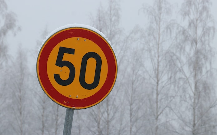 Señal de prohibido circular a más de 50 kilómetros/hora.