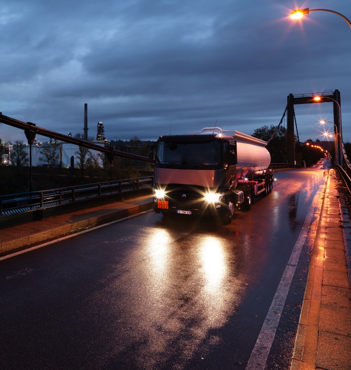 Un camión Renault Trucks circula de noche.