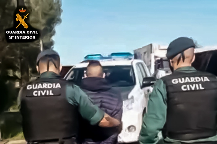 Agentes de la Guardia Civil detienen a un miembro del grupo criminal dedicado a robar mercancías de los camiones rajando la lona.