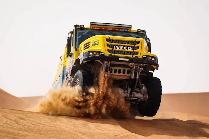 Un camión IVECO disputa una de las etapas del Dakar 2023