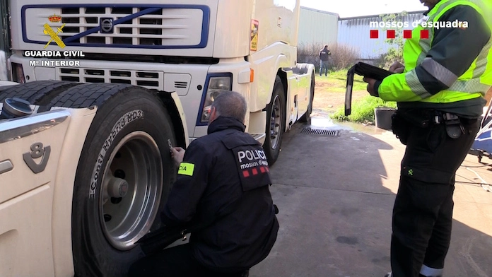La Guardia Civil mide el radio de un neumático para comprobar un tacógrafo manipulado.