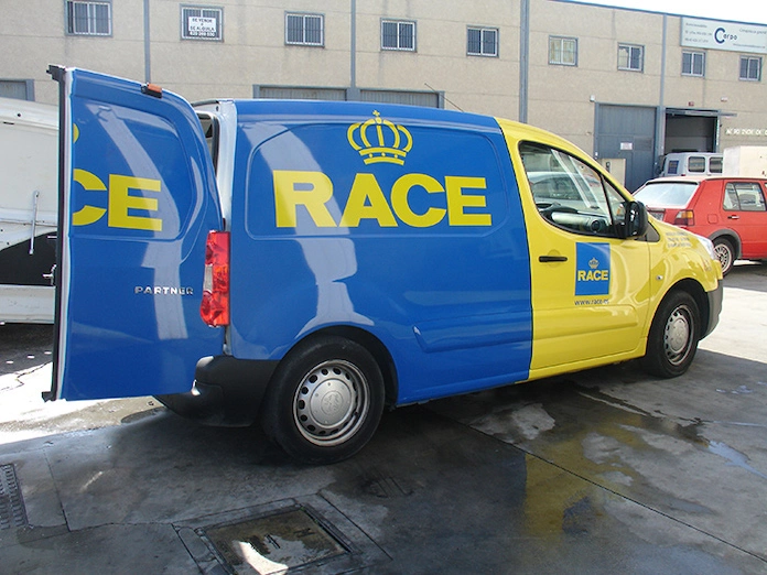 Una furgoneta del RACE.