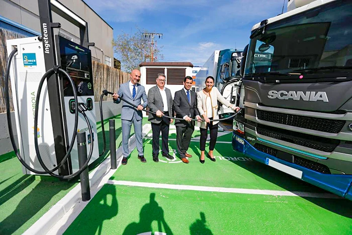 Mercedes-Benz inaugura una estación de carga para camiones