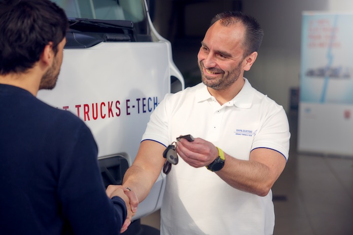 Un formador entrega la llave a un Experto Renault Trucks E-Tech