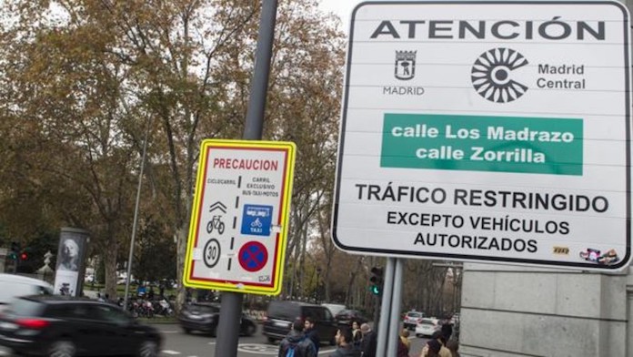 Señal de limitación de acceso a los vehículos a Madrid Central